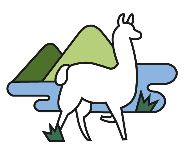 Logo przedstawiające stylizowaną białą alpakę na tle dwóch zielonych pagórków i niebieskiej wstęgi przypominającej wodę; pod nią napis ‘ALPAKI’ dużymi literami oraz mniejszy napis ‘MUCHARZ’ poniżej.